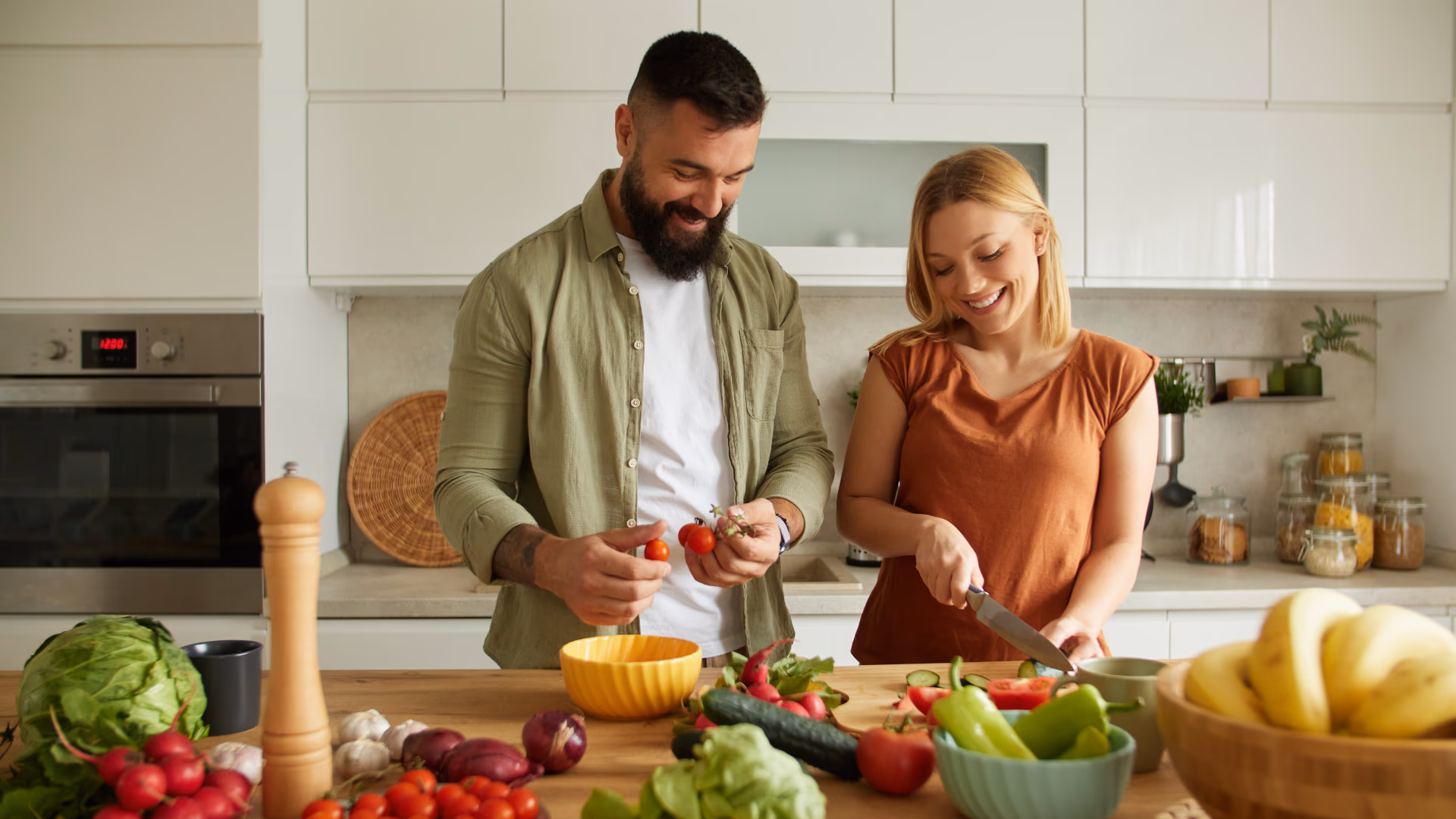 couple-in-kitchen_1920-001